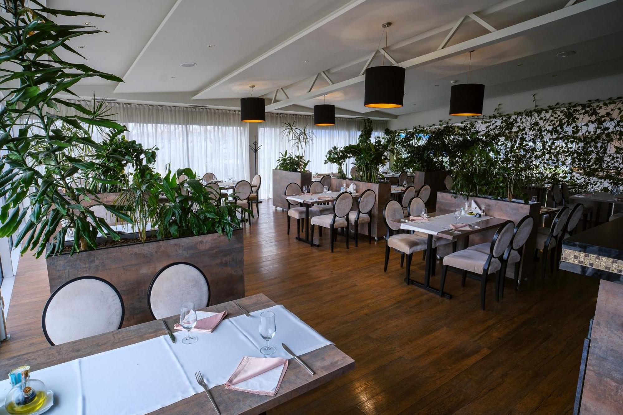 Hotel Crystal Light Nis Ngoại thất bức ảnh