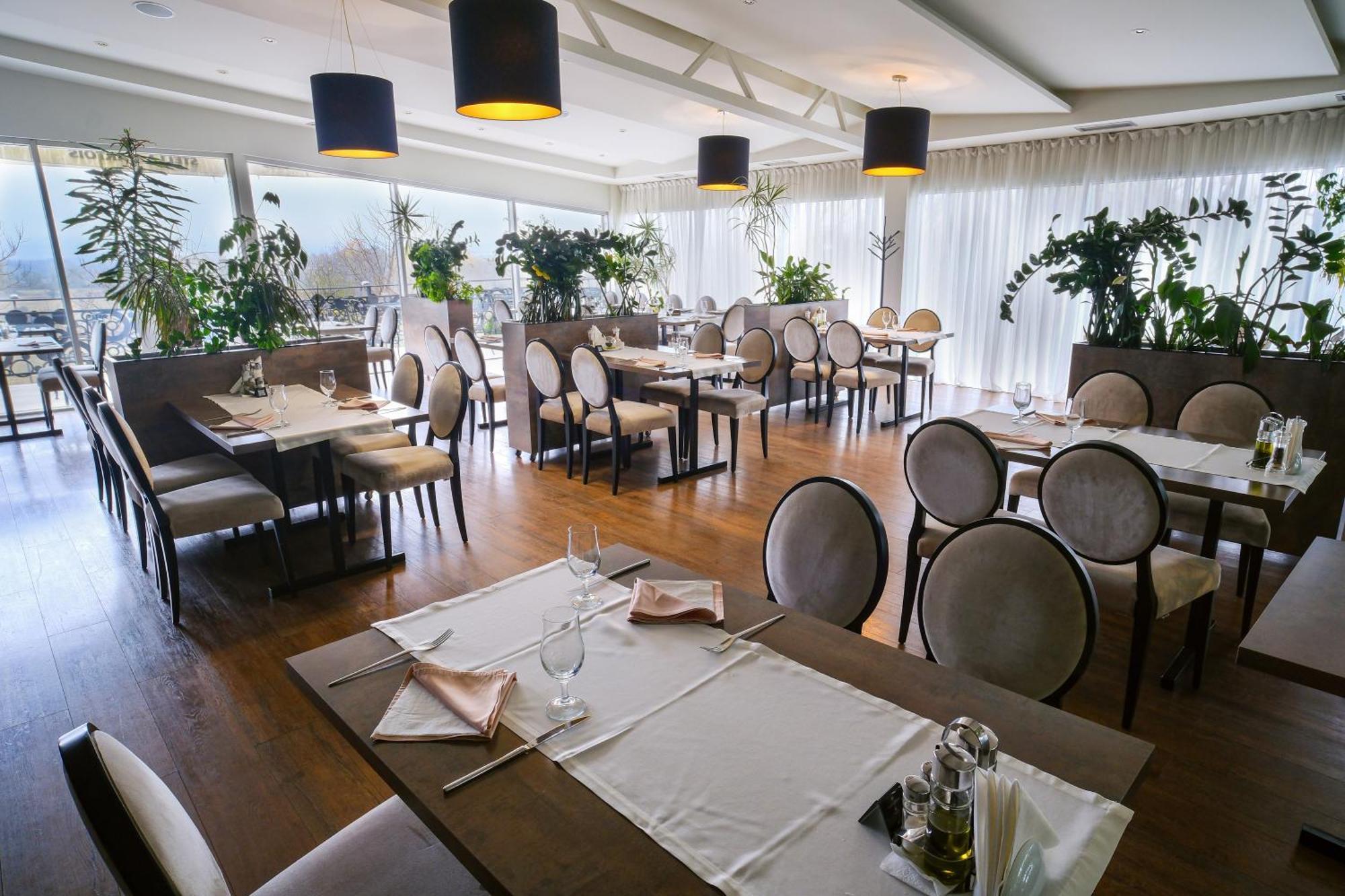 Hotel Crystal Light Nis Ngoại thất bức ảnh