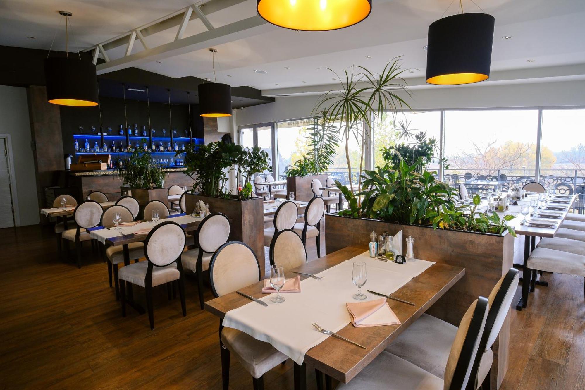 Hotel Crystal Light Nis Ngoại thất bức ảnh